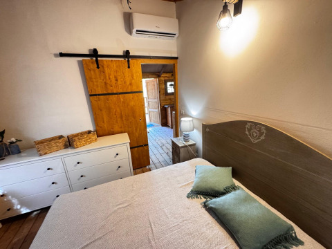 Sfeervolle glampingkamer bij Agriturismo & Glamping Serraiola Alta met tweepersoonsbed en houten deur.