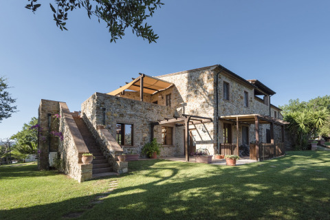 Casa in pietra con scale esterne e terrazze presso Agriturismo & Glamping Serraiola Alta, Toscana, Italia.