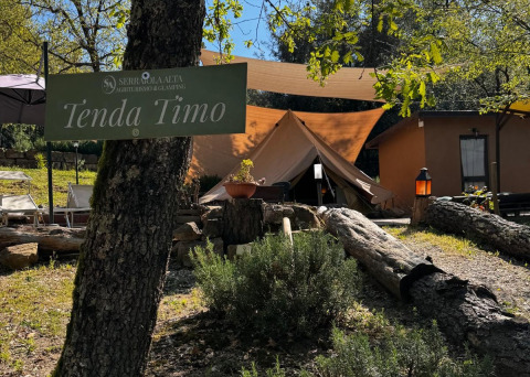 Alojamiento glamping en Agriturismo & Glamping Serraiola Alta en la Toscana, con tiendas cómodas en la naturaleza.