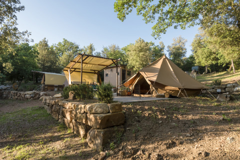 Glampingindkvartering hos Agriturismo & Glamping Serraiola Alta med luksustelte i naturen i Toscana.