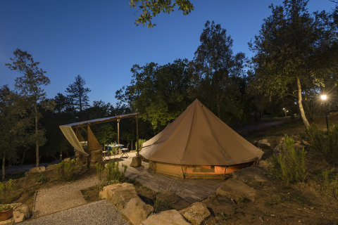 Glamping accommodatie bij Agriturismo & Glamping Serraiola Alta in Toscane, tent en buitenruimte bij schemering.