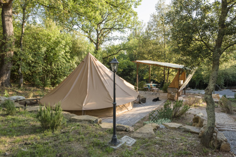 Glamping in Toscana con ampia tenda e terrazza ombreggiata immersi nella natura a Serraiola Alta.