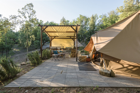 Glampingaccommodatie bij Agriturismo & Glamping Serraiola Alta in Toscane met tent en buitenterras.