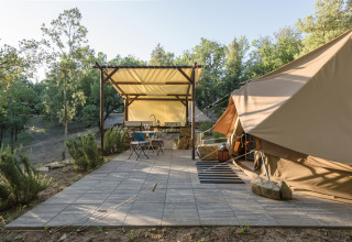 Glamping accommodation at Agriturismo & Glamping Serraiola Alta in Tuscany with tent and outdoor terrace.