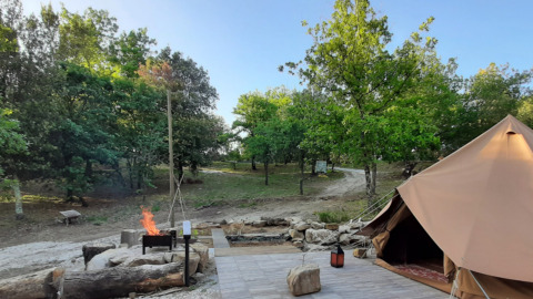 Luxuriöses Glamping-Zelt und Feuerstelle inmitten der Natur bei Agriturismo & Glamping Serraiola Alta in der Toskana.