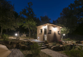 Beleuchtetes Glampingzimmer bei Agriturismo & Glamping Serraiola Alta in der Toskana, nachts in der Natur.