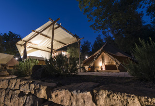 Glamping på Agriturismo & Glamping Serraiola Alta i Toscana, oplyste telte under nattehimlen.