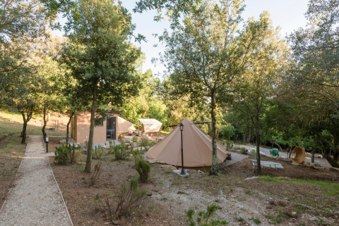 Glamping accommodation at Agriturismo & Glamping Serraiola Alta in Tuscany with luxury tents in nature.