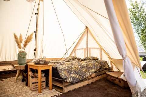 Hébergement de glamping confortable à Landgoed Lindehof – Glamp Lodges Friesland, lit douillet dans une tente.