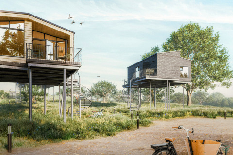 Moderne Baumhäuser auf Stelzen in grüner Natur, Glamping-Unterkunft Ostsee Baumhaus in Schleswig-Holstein.