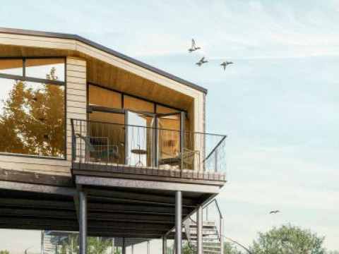 Glampingaccommodatie 'Ostsee Baumhaus aan de Oostzee' in Sleeswijk-Holstein, moderne boomhut met balkon.