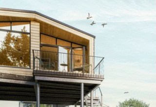 Hébergement glamping 'Ostsee Baumhaus aan de Oostzee' en Schleswig-Holstein, cabane moderne avec balcon.