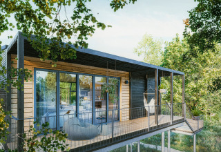 Modernes Baumhaus an der Ostsee in Schleswig-Holstein mit großer Terrasse, Hängesessel und Naturblick.