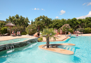 Piscina y huéspedes disfrutando en Camping Nature Parc l'Ardéchois - Glamping Ardèche en un entorno soleado.