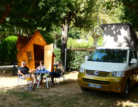 Glampingområde i Camping Nature Parc l'Ardéchois med familiekammer, træhytte og Volkswagen campervan.