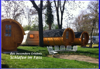 Cabines en bois en forme de tonneau et caravanes au Camping Stuttgart Cannstatter Wasen, Baden-Württemberg.