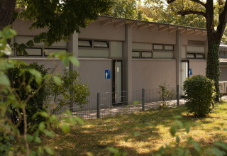 Außenansicht der Sanitäranlagen auf dem Campingplatz Stuttgart Cannstatter Wasen im Grünen.