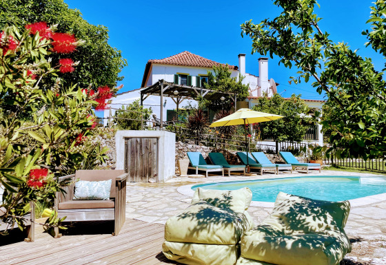 Glamping indkvartering ved Quinta Vida Verde i Portugal med pool, solsenge og frodige haveomgivelser.