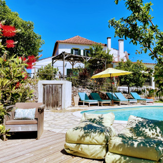 Quinta Vida Verde - Glamping Portugal, alojamiento con piscina, tumbonas y jardines bajo un cielo azul.