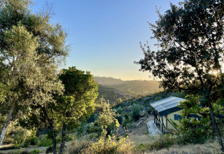 Glamping-indkvartering på Quinta Vida Verde i Portugal, omgivet af frodig natur og maleriske bakker.