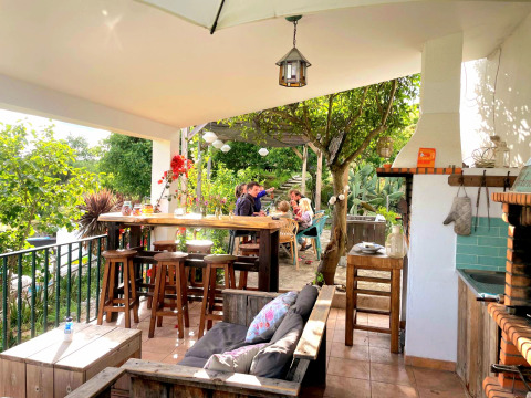 Espace extérieur à Quinta Vida Verde Glamping Portugal avec familles, arbres et décoration rustique.