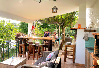 Buitenruimte bij Quinta Vida Verde Glamping Portugal met gezinnen, bomen en een rustieke inrichting.