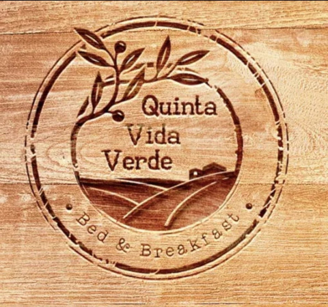 Logo van 'Quinta Vida Verde - Glamping Portugal' met houtmotief en opschrift Bed & Breakfast.