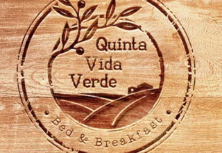 Logotipo de 'Quinta Vida Verde - Glamping Portugal' con diseño de madera y texto Bed & Breakfast.