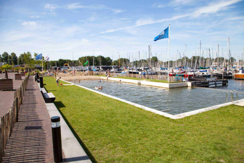 Zwembad jachthaven Naarden - Marina Parcs Naarden - Naarden, Noord-Holland, Nederland.