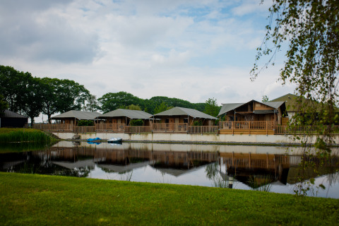 Glamping De Rode Vos - Glamping tents in Noord-Brabant, set by a tranquil pond and surrounded by nature.