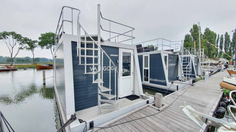 Woonboten met dakterras aangemeerd bij Marina Parcs Amsterdam, vakantiepark in Noord-Holland, Nederland.