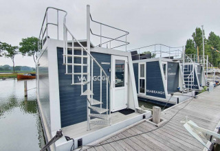 Woonboten met dakterras aangemeerd bij Marina Parcs Amsterdam, vakantiepark in Noord-Holland, Nederland.