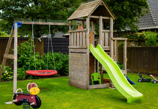 Aire de jeux avec balançoire et toboggan au Glamping De Rode Vos, Noord-Brabant, Pays-Bas.