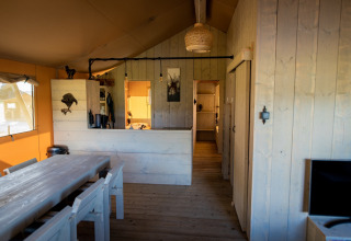 Innenraum eines Glampingzeltes bei Glamping De Rode Vos in Noord-Brabant mit Holzdekor und gemütlicher Atmosphäre.