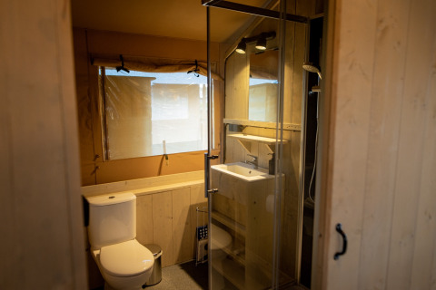 Bagno moderno con doccia e WC in una tenda presso Glamping De Rode Vos - Glampingtenten Noord-Brabant.