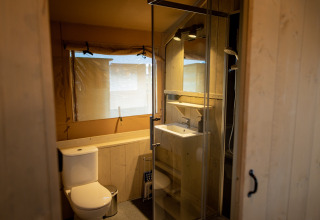 Moderne badkamer met douche en toilet in tent bij Glamping De Rode Vos - Glampingtenten Noord-Brabant.