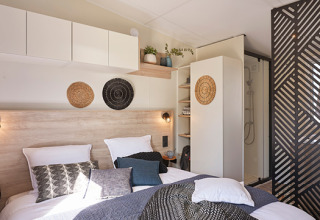 Moderne glamping accommodatie bij Camping Les Charmes - Cottages Dordogne met gezellige en stijlvolle inrichting.