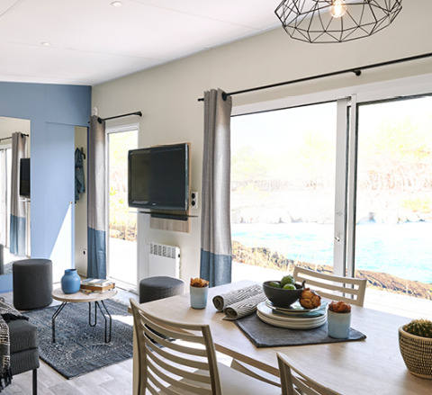 Alloggio glamping moderno con zona pranzo e TV al Camping Les Charmes - Cottages Dordogne.