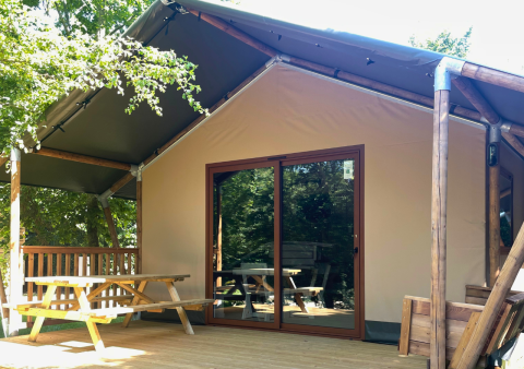 Glampingaccommodatie Urban Gardens Ieper - Glampingtenten West-Vlaanderen met houten terras en tafel.