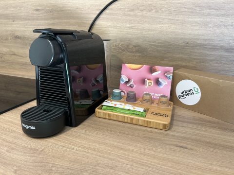 Zwarte koffiemachine en selectie koffiecapsules bij Urban Gardens Ieper Glampingtenten West-Vlaanderen.
