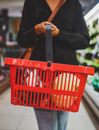 Supermarkt - Frau geht mit Einkaufskorb