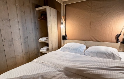 Acogedora tienda de glamping en Urban Gardens Ieper, Flandes Occidental, con cama doble y ropa de cama limpia.