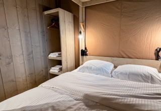 Knusse glampingtent bij Urban Gardens Ieper, West-Vlaanderen, met tweepersoonsbed en schone lakens.