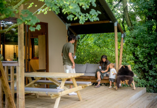 Glamping accommodation at Urban Gardens Ieper, West Flanders, family enjoying time on a wooden deck.