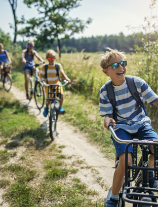 Kinderen op de fiets - Camping Bockenauer Schweiz  - Vodatent - Bockenau, Rheinland-Pfalz, Duitsland