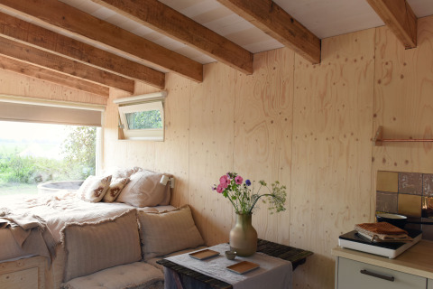 Cozy glamping accommodation at Smûk Recreatie - Tiny houses Friesland with nature view and rustic décor.