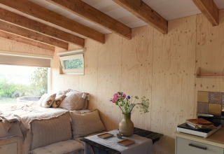 Gemütliche Glamping-Unterkunft in Smûk Recreatie - Tiny houses Friesland mit Naturblick und Holzausstattung.