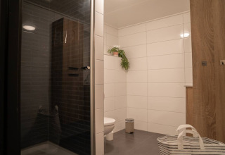 Baño moderno en alojamiento glamping Camping Twente - Chalet Overijssel con ducha y sanitario incluidos.