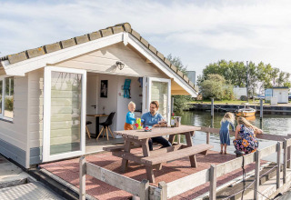 Terras woonboot met gasten - Marina Parcs Almere - Almere, Flevoland, Nederland