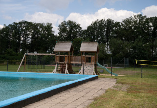 Camping en plein air avec aire de jeux, piscine et filet de volley à Camping Twente - Chalet Overijssel.
